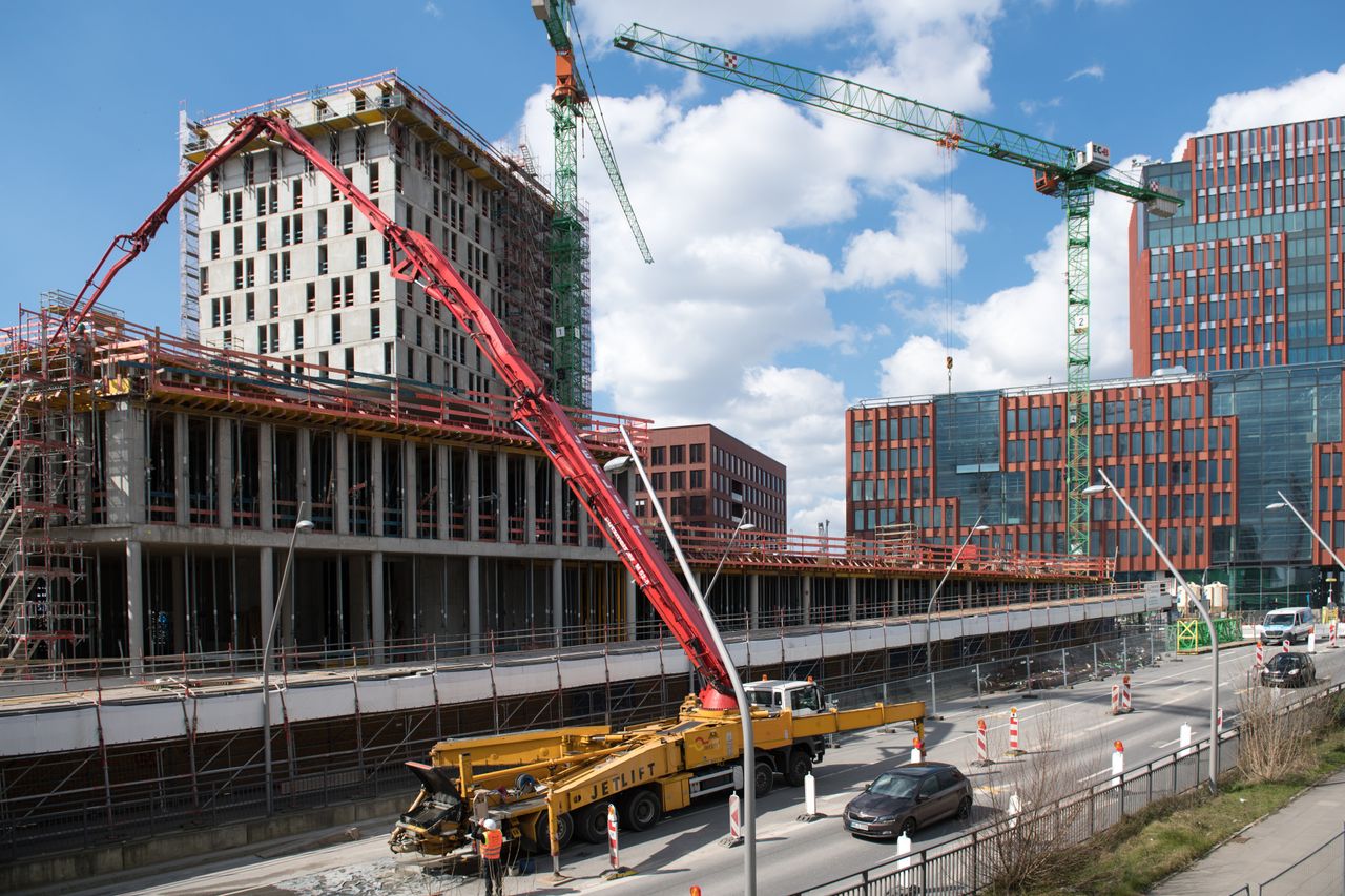 Beton pompası ile bina katına beton dökümü